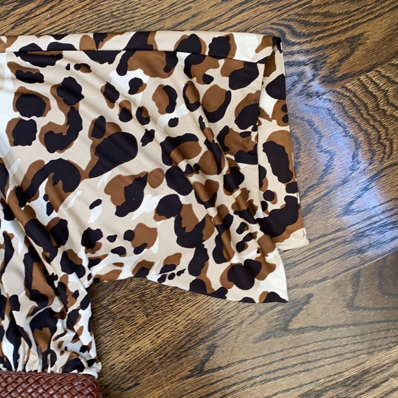 Sky Leopard print V neck flowy long Tunic top Sexy! Size Medium - Picture 4 of 5